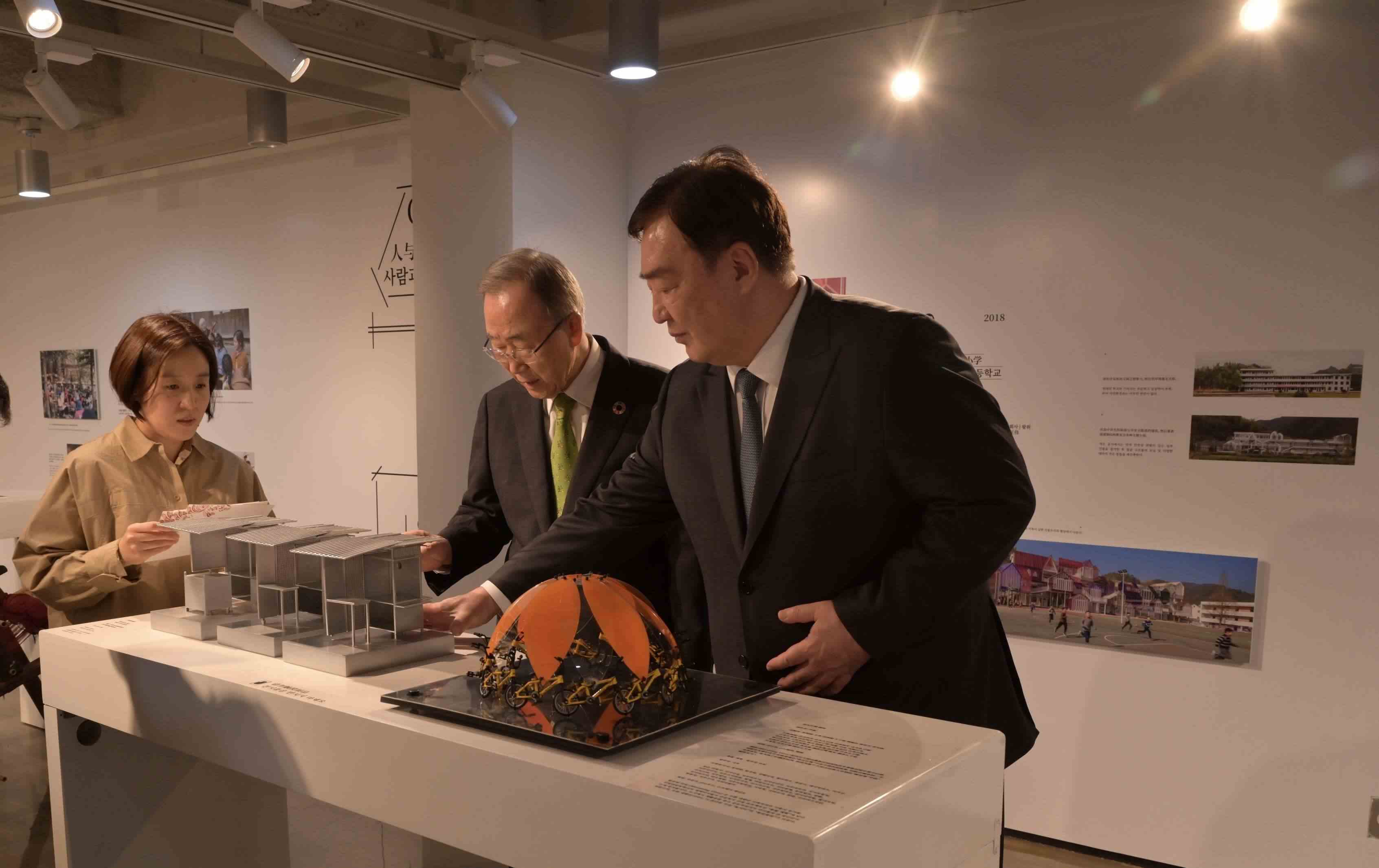 邢海明（右一）與潘基文共同參觀《自然生活傳承——美麗中國(guó)特展》。首爾中國(guó)文化中心供圖