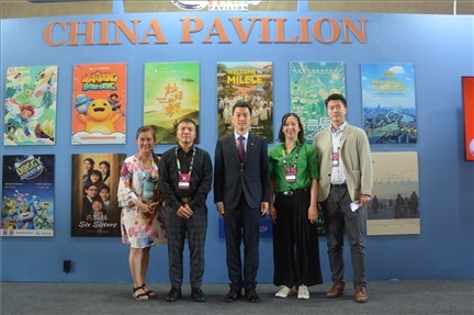 相關(guān)公司代表與中國駐里約熱內(nèi)盧總領(lǐng)館商務參贊敬艷輝在中國聯(lián)合展臺前合影。中廣國際公司供圖