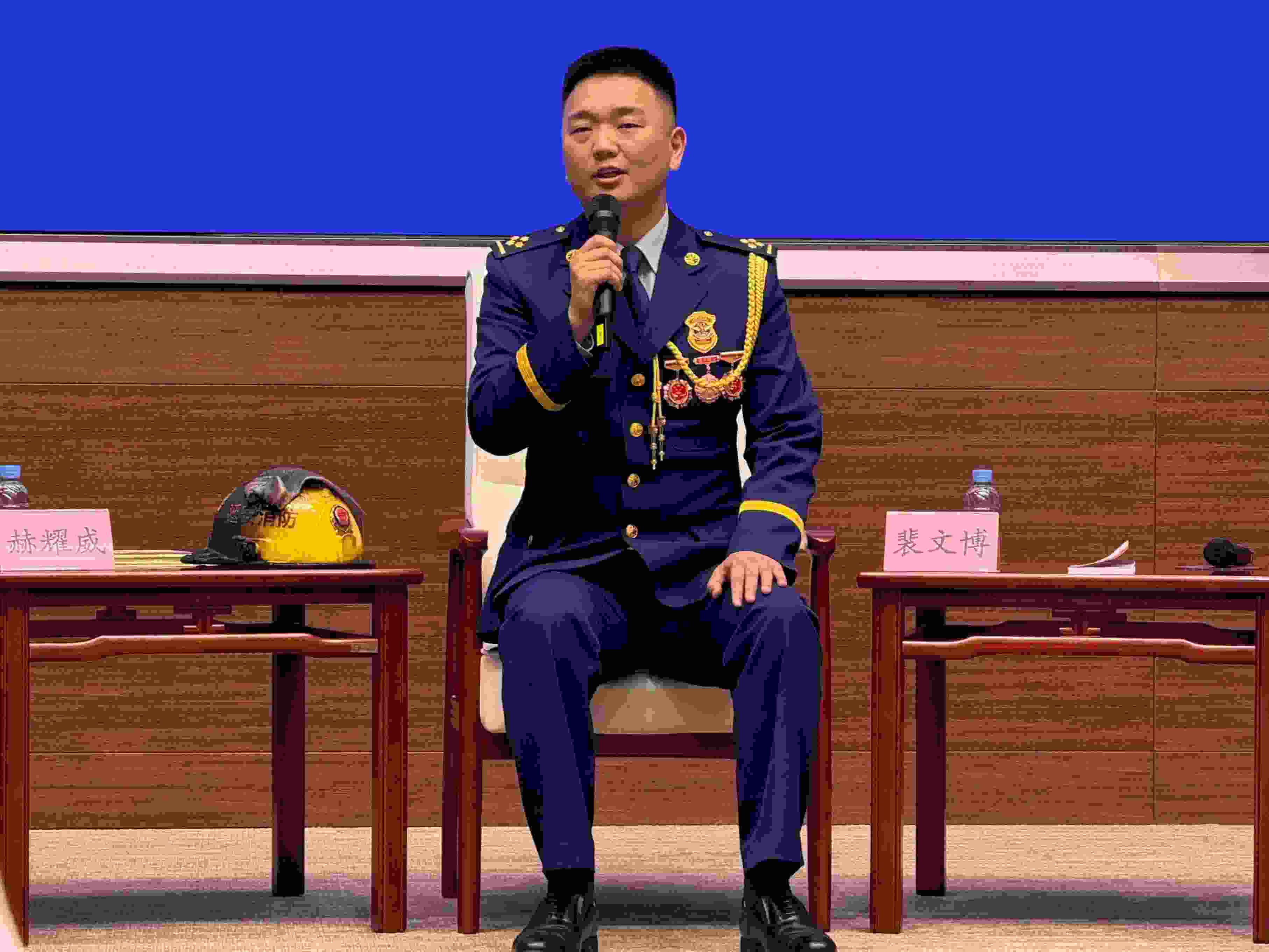 寶塔消防救援站政治指導(dǎo)員裴文博在回答記者提問。人民網(wǎng)記者 郝萍攝