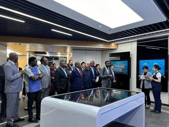 使節(jié)團(tuán)考察云上貴州大數(shù)據(jù)集團(tuán)展示中心。新華社記者 袁睿 攝