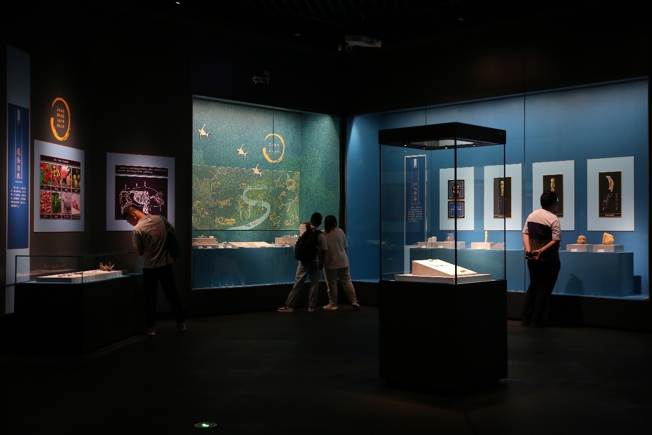 觀眾正在參觀展覽。國家文物局供圖