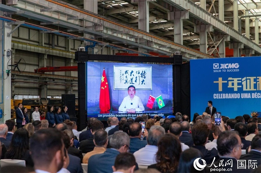 徐工集團、徐工機械董事長楊東升在視頻致辭中表示，徐工作為中國工程機械的排頭兵，堅定不移實施國際化主戰(zhàn)略，投資運營的徐工巴西制造基地成為見證中巴友誼的標桿示范。 人民日報社拉美中心分社 威廉·科埃略·維亞納攝