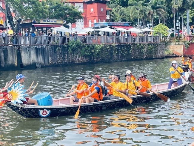 多元種族共同奮輯前進(jìn)，體驗(yàn)在馬六甲河劃龍舟，引來大批游客駐足圍觀。組委會供圖