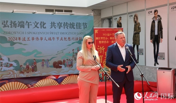 皮耶霍欽斯基（右）在活動(dòng)上致辭。人民網(wǎng)記者 李增偉攝