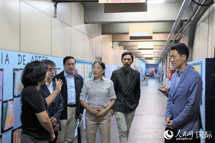 中國駐里約總領(lǐng)館商務(wù)參贊敬艷輝（右一）等嘉賓在里約孔院中方院長孫艷萍（左一）帶領(lǐng)下，參觀薩繆爾·韋納公立學(xué)校的中文教室，了解該校中文教學(xué)軟硬件設(shè)施。人民網(wǎng)記者 時(shí)元皓攝