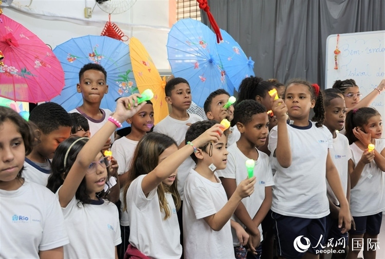 端午節(jié)活動(dòng)在里約薩繆爾·韋納公立學(xué)校舉辦，該校師生合唱中文歌曲。 人民網(wǎng)記者 時(shí)元皓攝