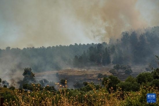  6月12日，以色列北部加利利地區(qū)遭受火箭彈襲擊后冒出滾滾濃煙。新華社發(fā)（阿亞爾·馬戈林?jǐn)z/基尼圖片社）