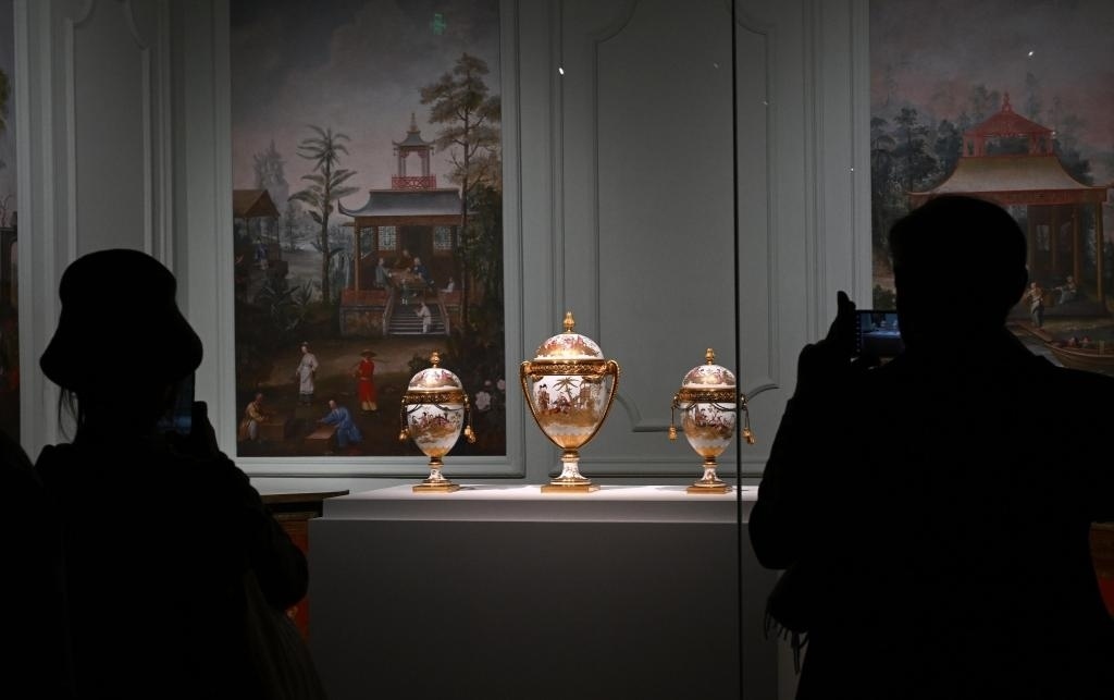 4月1日，觀眾在北京故宮參觀“紫禁城與凡爾賽宮——17、18世紀(jì)的中法交往”展覽。新華社記者金良快攝