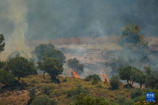 6月12日，以色列北部加利利地區(qū)遭受火箭彈襲擊后冒出滾滾濃煙。新華社發(fā)（阿亞爾·馬戈林?jǐn)z/基尼圖片社）