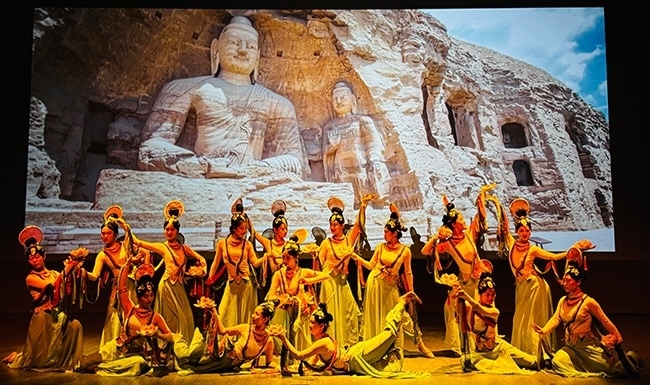 展演現(xiàn)場，同學(xué)們在表演節(jié)目《云岡飛天印象》。校方供圖