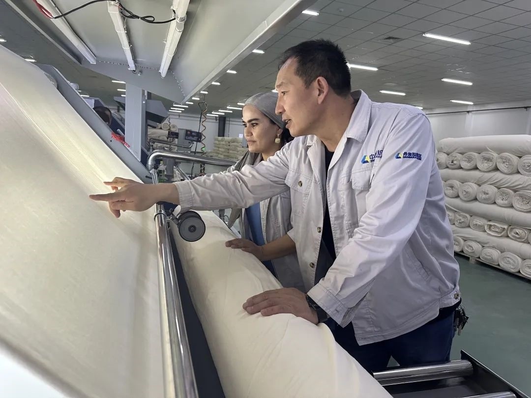 中方技術(shù)人員正在指導(dǎo)當(dāng)?shù)毓と?。屈佩攝