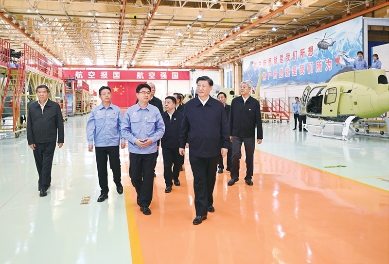 2023年10月10日至13日，中共中央總書記、國(guó)家主席、中央軍委主席習(xí)近平在江西考察。這是11日上午，習(xí)近平在景德鎮(zhèn)市昌河飛機(jī)工業(yè)（集團(tuán)）有限公司考察。 新華社記者 燕雁/攝