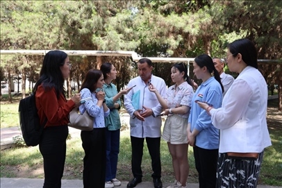 聯(lián)合采訪團(tuán)隊(duì)在采訪塔吉克斯坦中央眼科醫(yī)院副院長馬爾索羅夫·薩爾杜洛。胡澤曦?cái)z