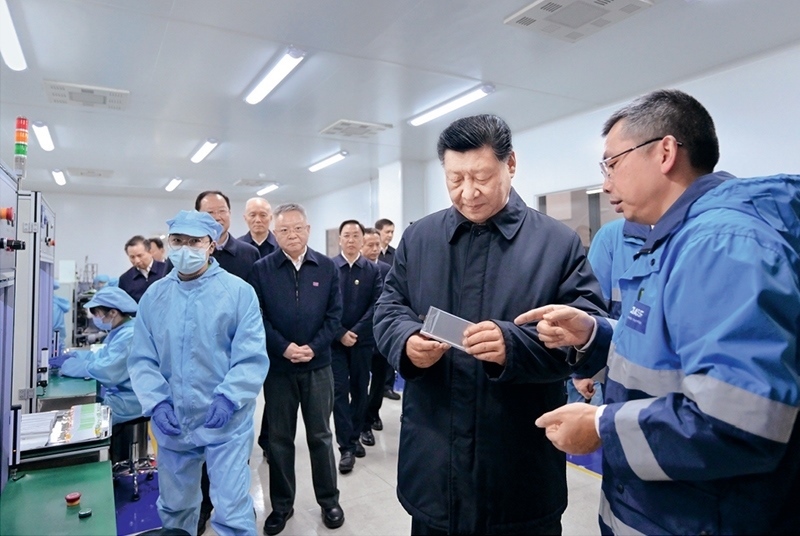 2024年3月18日至21日，中共中央總書記、國(guó)家主席、中央軍委主席習(xí)近平在湖南考察。這是18日下午，習(xí)近平在中德合資企業(yè)巴斯夫杉杉電池材料有限公司考察。 新華社記者 謝環(huán)馳/攝