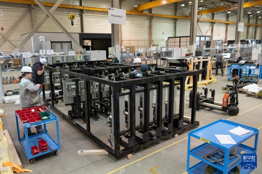 2024年1月26日，在匈牙利比奧托爾巴吉，員工在蔚來能源歐洲工廠工作。新華社發(fā)（弗爾季·奧蒂洛 攝）