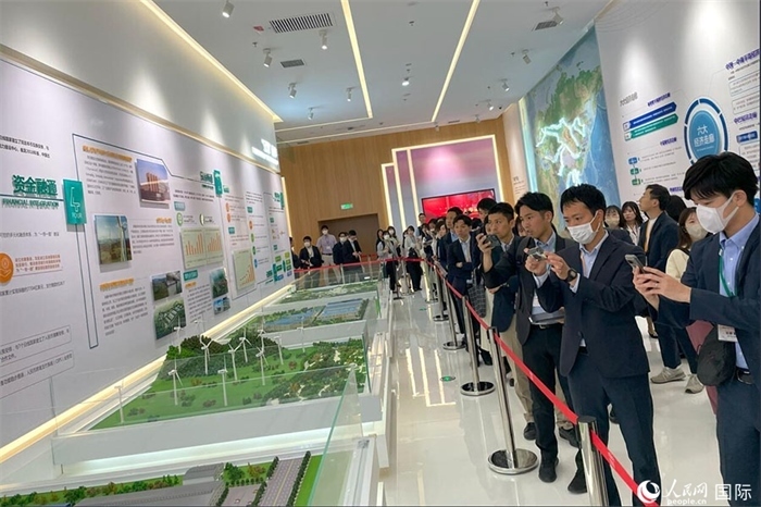 日本創(chuàng)價(jià)學(xué)會(huì)青年代表團(tuán)在烏魯木齊市文化中心規(guī)劃館參觀。人民網(wǎng)記者 張麗婭攝