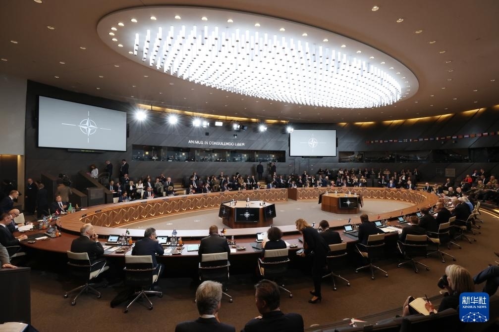 這是6月14日在比利時(shí)布魯塞爾北約總部拍攝的北約防長會(huì)現(xiàn)場。新華社記者 趙丁喆 攝