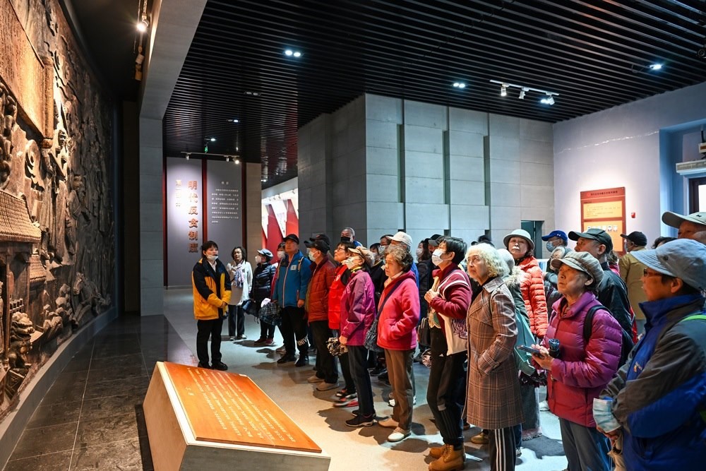 △ 2024年4月10日，北京朝陽區(qū)安慧里社區(qū)黨委組織離退休黨員參觀“明鏡昭廉”明代反貪尚廉歷史文化園。