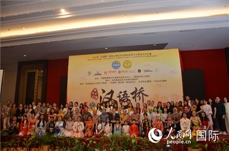 出席閉幕典禮的嘉賓、學(xué)校師生及獲獎(jiǎng)選手等合影留念。人民網(wǎng)記者李培松攝