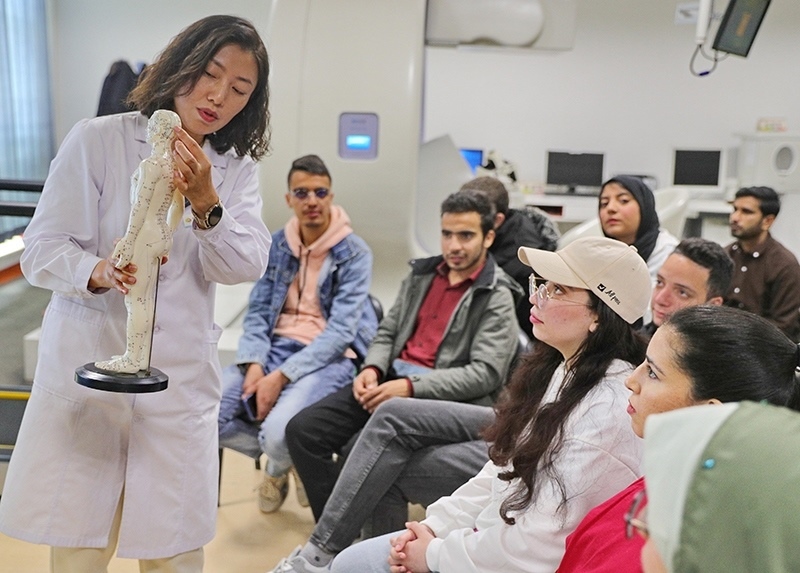 2023年4月19日，河北省秦皇島市中醫(yī)醫(yī)院醫(yī)務(wù)工作者為燕山大學(xué)外國(guó)留學(xué)生講解中醫(yī)經(jīng)絡(luò)知識(shí)。