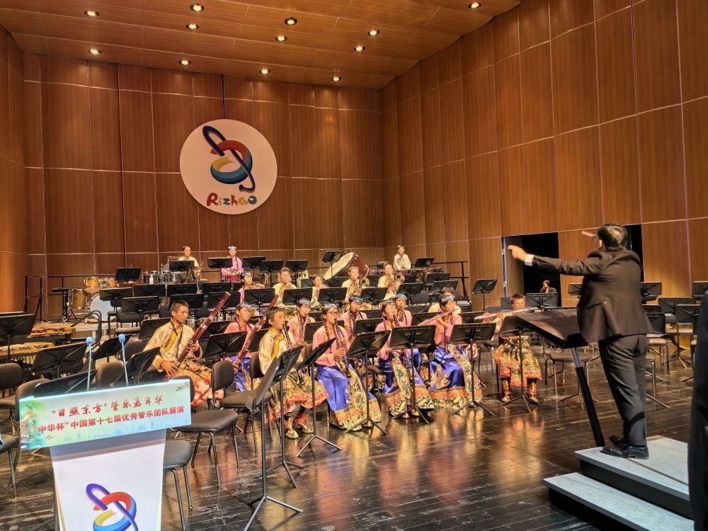 5月4日，來自果洛西寧民族中學(xué)的果洛州青少年管樂團(tuán)在山東省日照市演出。