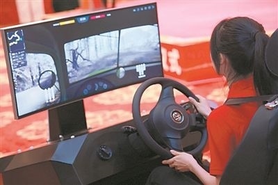 圖為廣西師范大學(xué)學(xué)生羅曉瑩體驗(yàn)沉浸式紅色愛國主義教育產(chǎn)品。受訪者供圖