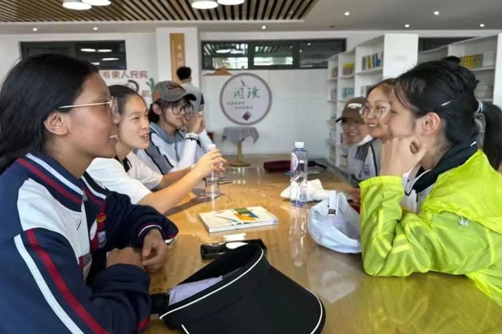 2023年7月10日，在果洛西寧民族中學(xué)，上海市大同中學(xué)學(xué)生（右）與果洛西寧民族中學(xué)學(xué)生交流。新華社發(fā)（果洛州教育局供圖）
