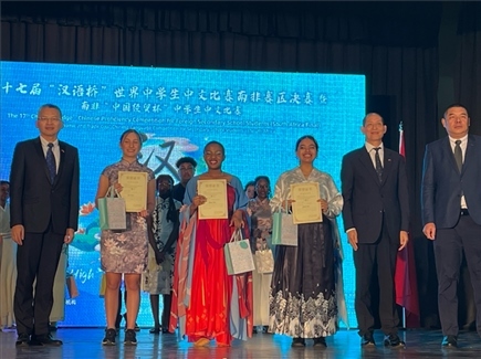 李旭東教育參贊（左一）與赴華參賽選手等合影留念。（圖片來源：孔子課堂）