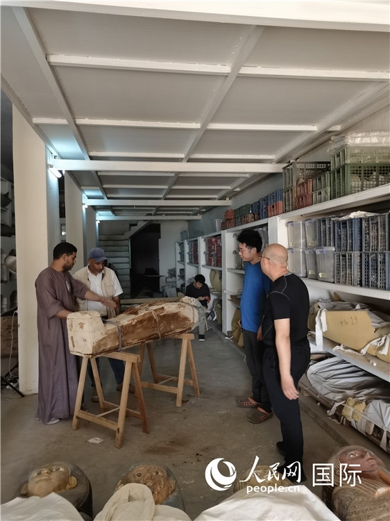 圖為中埃薩卡拉新出土文物數(shù)字化調(diào)查與研究項目團隊在工作現(xiàn)場。