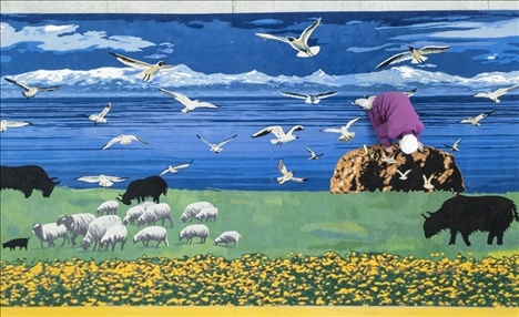 在青海省西寧市圣源地毯集團有限公司生產(chǎn)車間，操作工檢查毯面、拔花刺（2023年2月4日攝）。新華社記者 才揚 攝