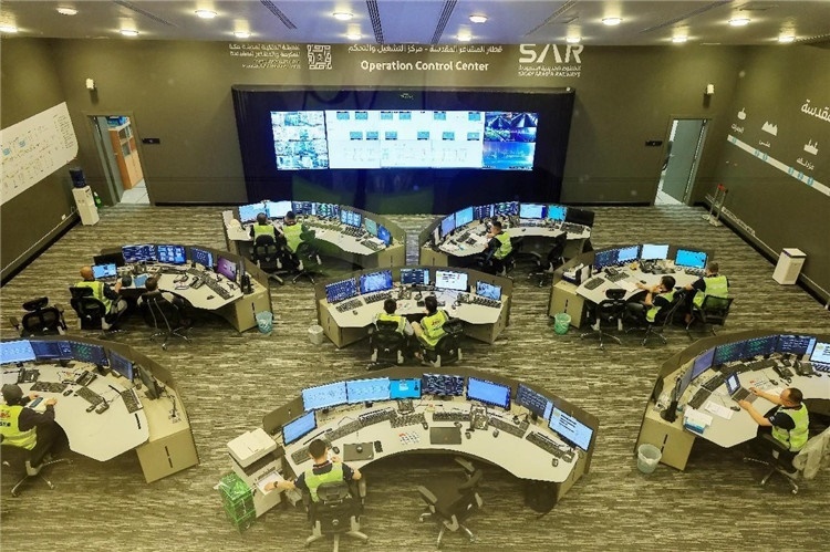 圖為運(yùn)營(yíng)指揮中心一景。中國(guó)鐵建供圖