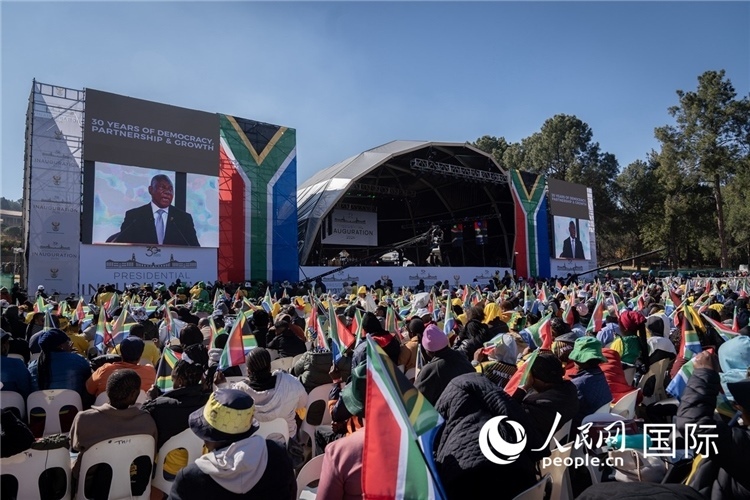 南非民眾觀看拉馬福薩總統(tǒng)就職演說。 人民日?qǐng)?bào)非洲中心分社 希拉茲·莫林?jǐn)z