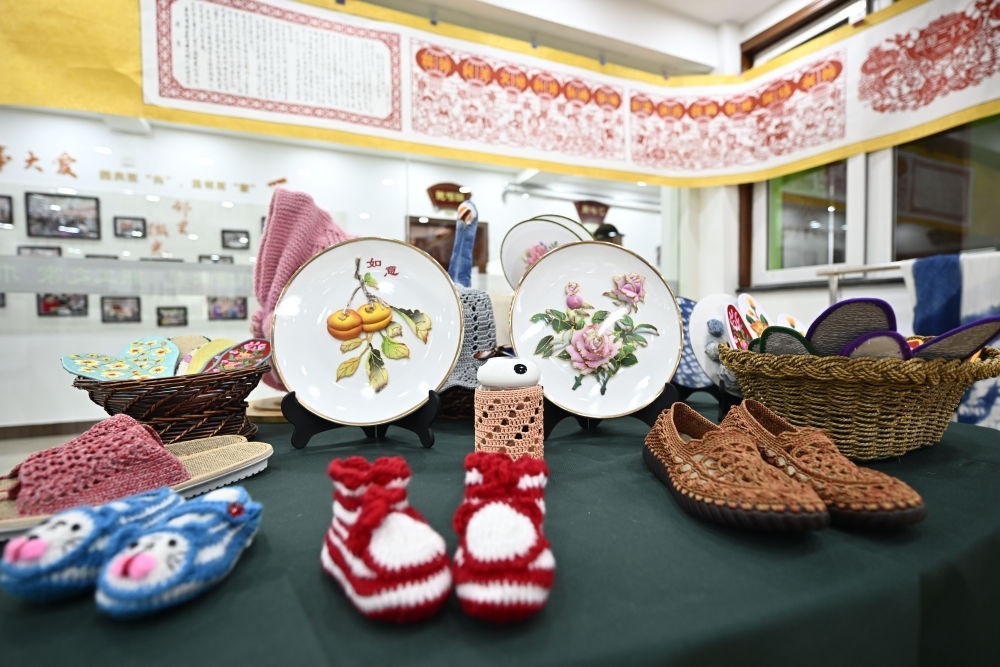 長城花園社區(qū)居民制作的手工藝品（6月19日攝）。