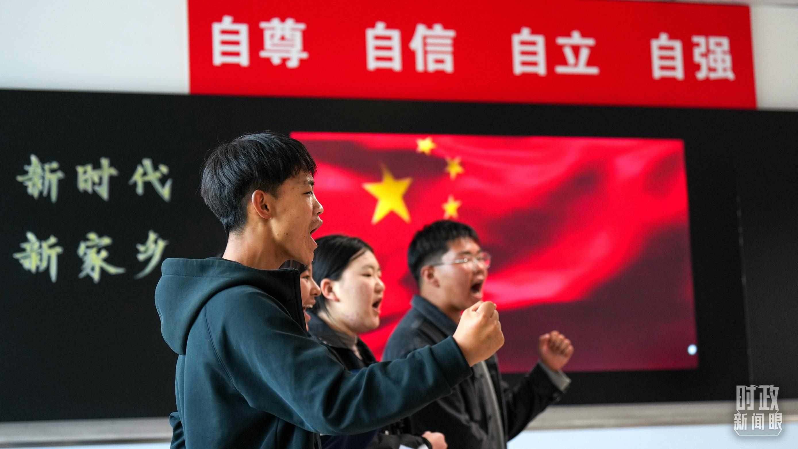 △果洛西寧民族中學(xué)高一（1）班的“新時代、新家鄉(xiāng)”主題思政課。（總臺央視記者許永松、國廣記者李晉拍攝）