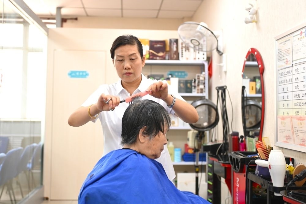 6月20日，長城花園社區(qū)的志愿者為居民理發(fā)。