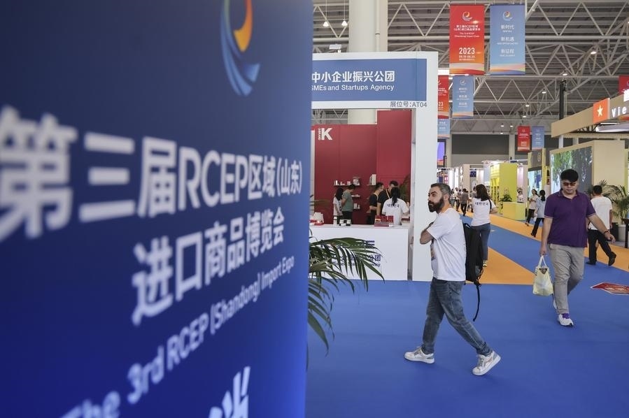 2023年8月18日，人們在第三屆RCEP區(qū)域（山東）進口商品博覽會上參觀。新華社發(fā)（許傳寶 攝）