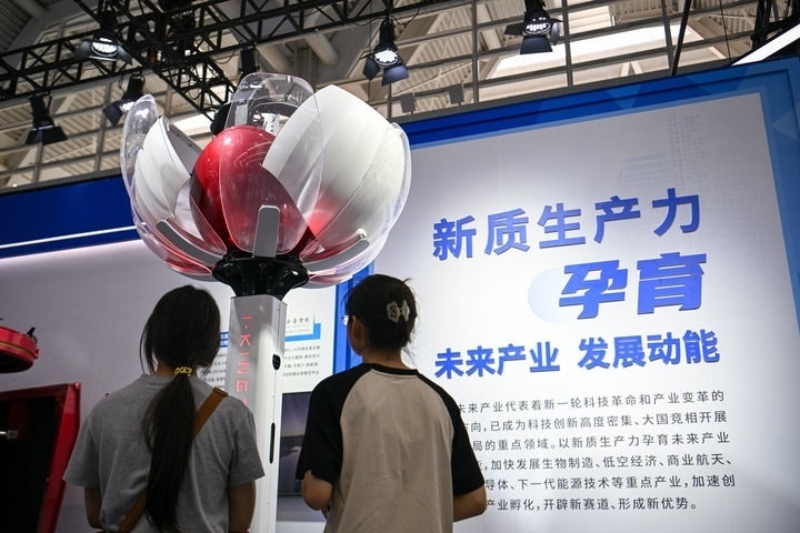 6月20日，與會者參觀天津云圣智能科技有限責任公司展區(qū)展出的“圣·寶蓮燈”全自主無人機巡檢系統(tǒng)。新華社記者 孫凡越 攝