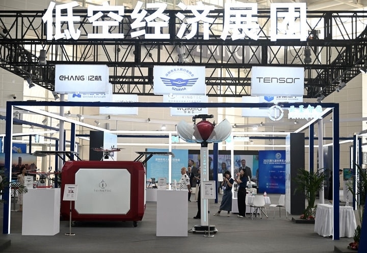 6月20日，參觀者在博覽會低空經(jīng)濟展團參觀。新華社記者 趙子碩 攝