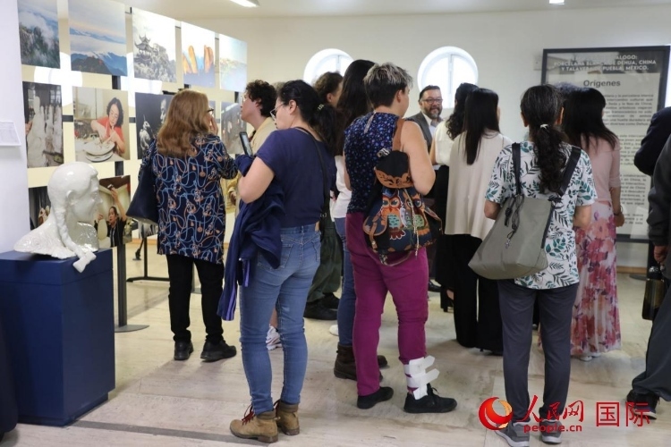 在展覽現(xiàn)場，觀眾們駐足欣賞德化白瓷和墨西哥彩瓷。人民網(wǎng) 埃內(nèi)斯托·多明戈斯攝