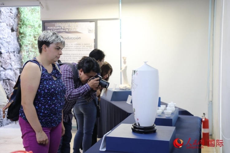 在展覽現(xiàn)場，觀眾們駐足欣賞德化白瓷和墨西哥彩瓷。人民網(wǎng) 埃內(nèi)斯托·多明戈斯攝