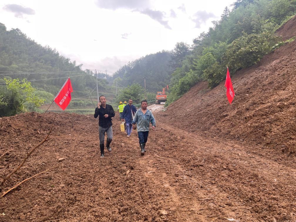 6月22日，木石里008縣道最后一個(gè)塌方點(diǎn)搶通。（受訪者供圖）