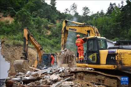 6月23日，救援人員在魚市鎮(zhèn)斗溪村龍?zhí)两M山體滑坡現(xiàn)場開展救援工作。新華社記者 陳振海 攝