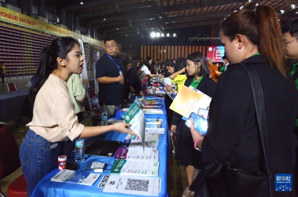 6月22日，在泰國曼谷吞武里大學舉辦的中國高等教育展上，學生在中國高校展臺前了解信息。新華社記者 孫瑋彤 攝