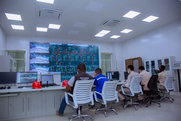 剛果（金）布桑加水電站攔河大壩泄洪。中鐵資源集團(tuán)供圖 