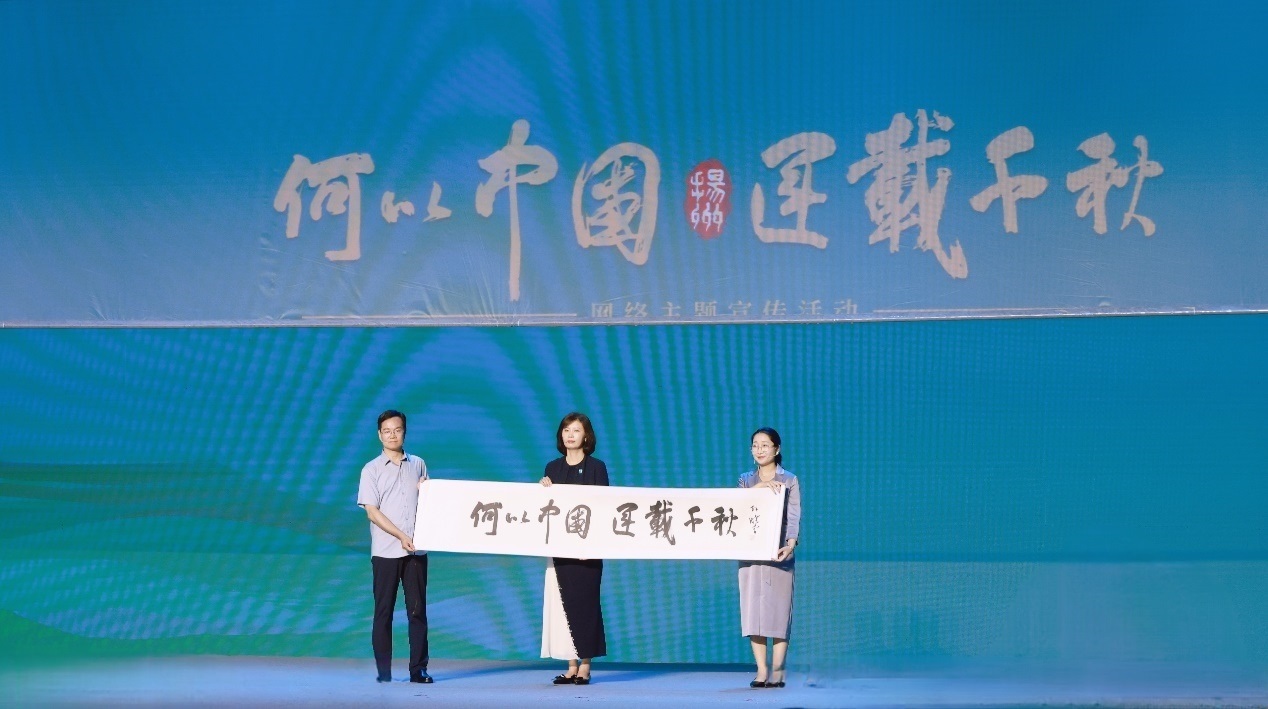 隋唐大運(yùn)河文化博物館館長(zhǎng)曹岳森（左）、揚(yáng)州中國(guó)大運(yùn)河博物館館長(zhǎng)鄭晶（中）、浙東運(yùn)河博物館負(fù)責(zé)人張慧（右）共同展卷。