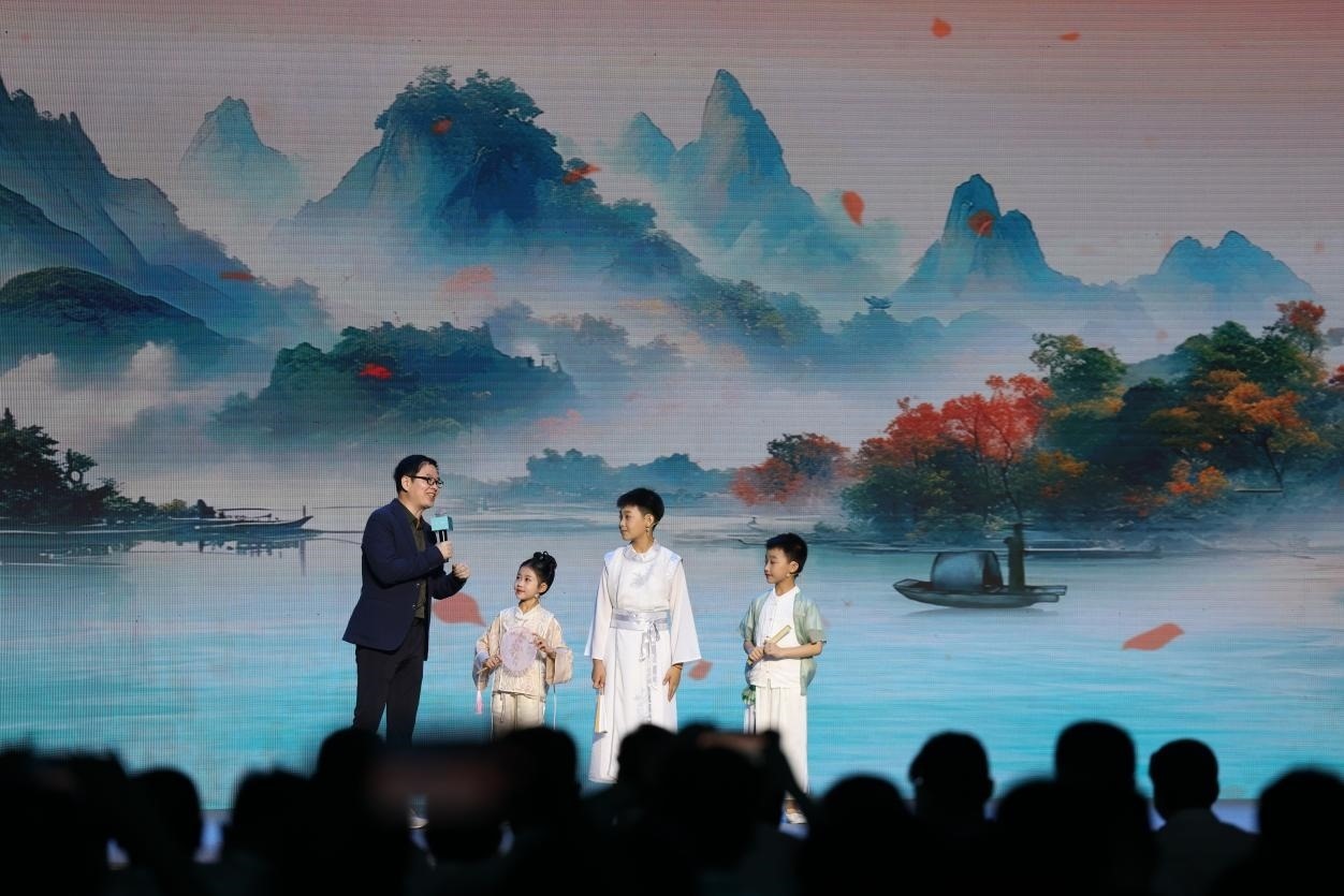 南京師范大學(xué)教授酈波（左一）與2024中國(guó)詩(shī)詞大會(huì)選手張可兒（左二）、姜敬曦（右二），揚(yáng)州市邗江區(qū)實(shí)驗(yàn)學(xué)校蔣王小學(xué)學(xué)生陸俊屹（右一）趣談大運(yùn)河詩(shī)詞文化。