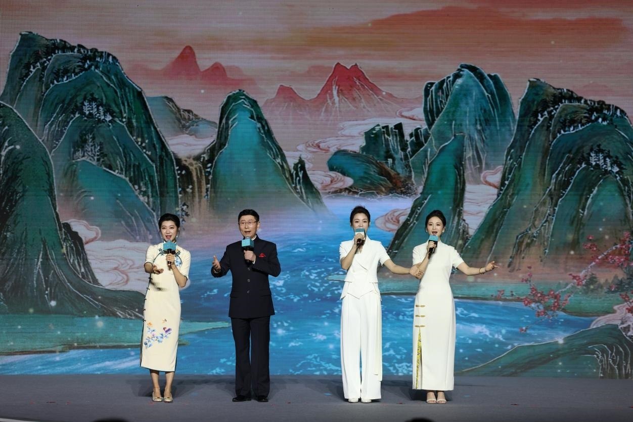 國(guó)家一級(jí)演員、京劇表演藝術(shù)家王平（左二），國(guó)家一級(jí)演員、南京藝術(shù)學(xué)院教授單雯（左一），浙江小百花越劇團(tuán)青年演員陳麗君（右二）、何青青（右一）同臺(tái)唱響千年運(yùn)河情。
