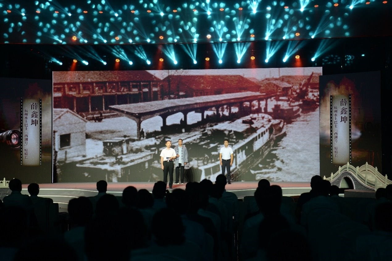 杭州水上巴士“西湖”號(hào)原船長(zhǎng)薛鑫坤（左）、窯灣古鎮(zhèn)漁民藝術(shù)團(tuán)團(tuán)長(zhǎng)沈召明（中）、港航潤(rùn)楊6060貨船主楊杰偉（右）現(xiàn)場(chǎng)講述。