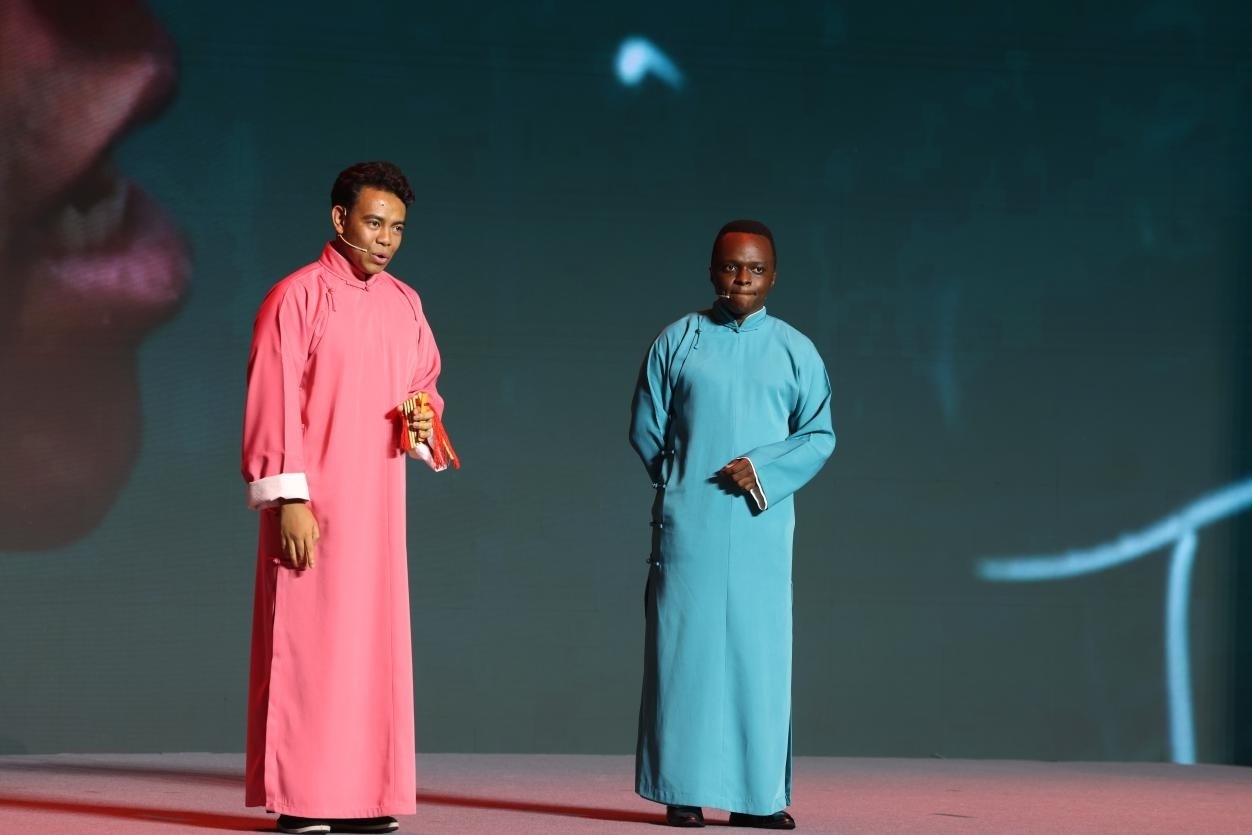 來(lái)自馬達(dá)加斯加的北京外國(guó)語(yǔ)大學(xué)教師唐磊（左）和來(lái)自肯尼亞的天津師范大學(xué)博士生孔愛(ài)凱（右）說(shuō)唱大運(yùn)河。