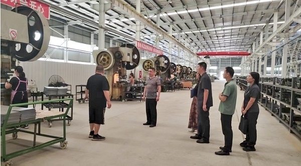 大渡口區(qū)法院法官回訪已盤活的被執(zhí)行企業(yè)。